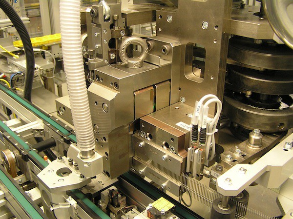 Kurvengesteuerte Kontaktbestückung mit integriertem Schnittwerkzeug (Montaglinie Xenon Automatisierungstechnik GmbH)
